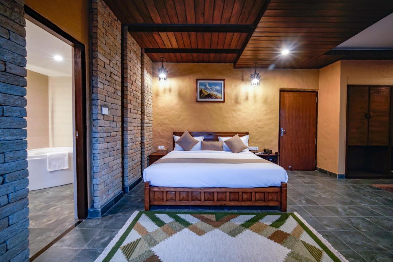 Bar Peepal Resort Pokhara Bagian luar foto Deluxe Suite