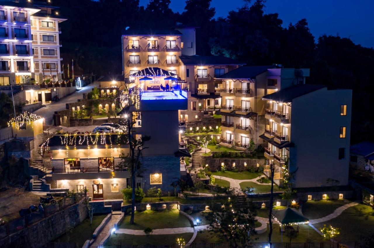 Bar Peepal Resort Pokhara Bagian luar foto The resort at night