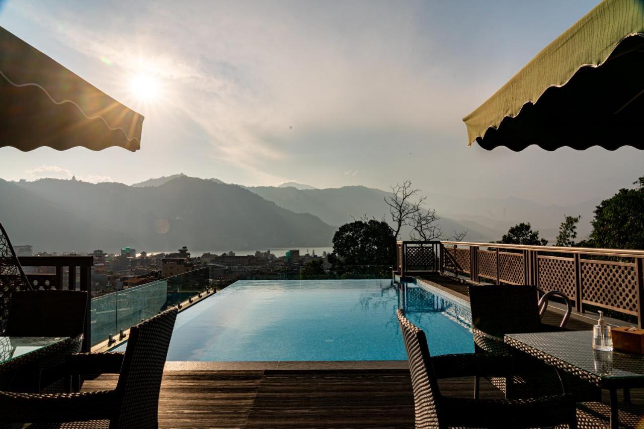 Bar Peepal Resort Pokhara Bagian luar foto The swimming pool at the hotel