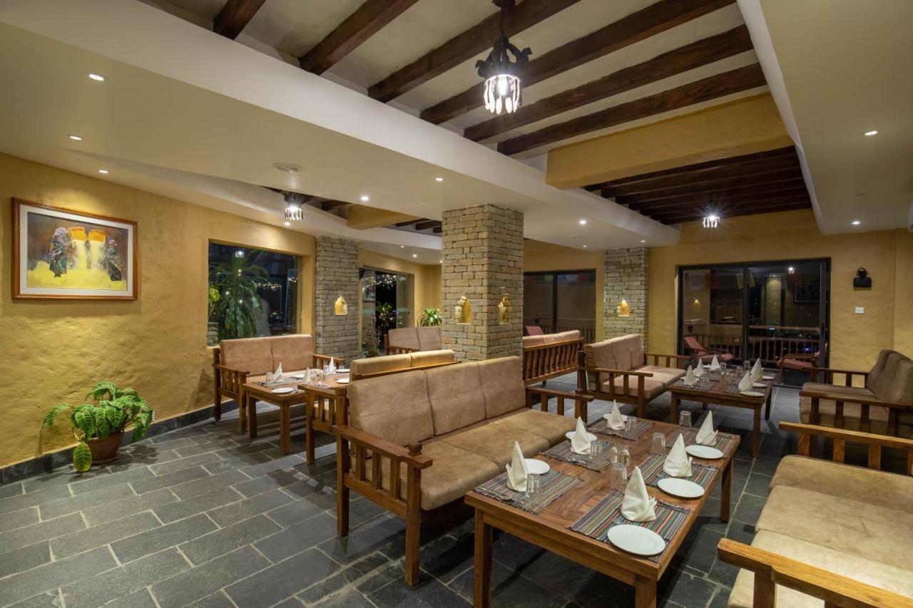 Bar Peepal Resort Pokhara Bagian luar foto The restaurant at the resort