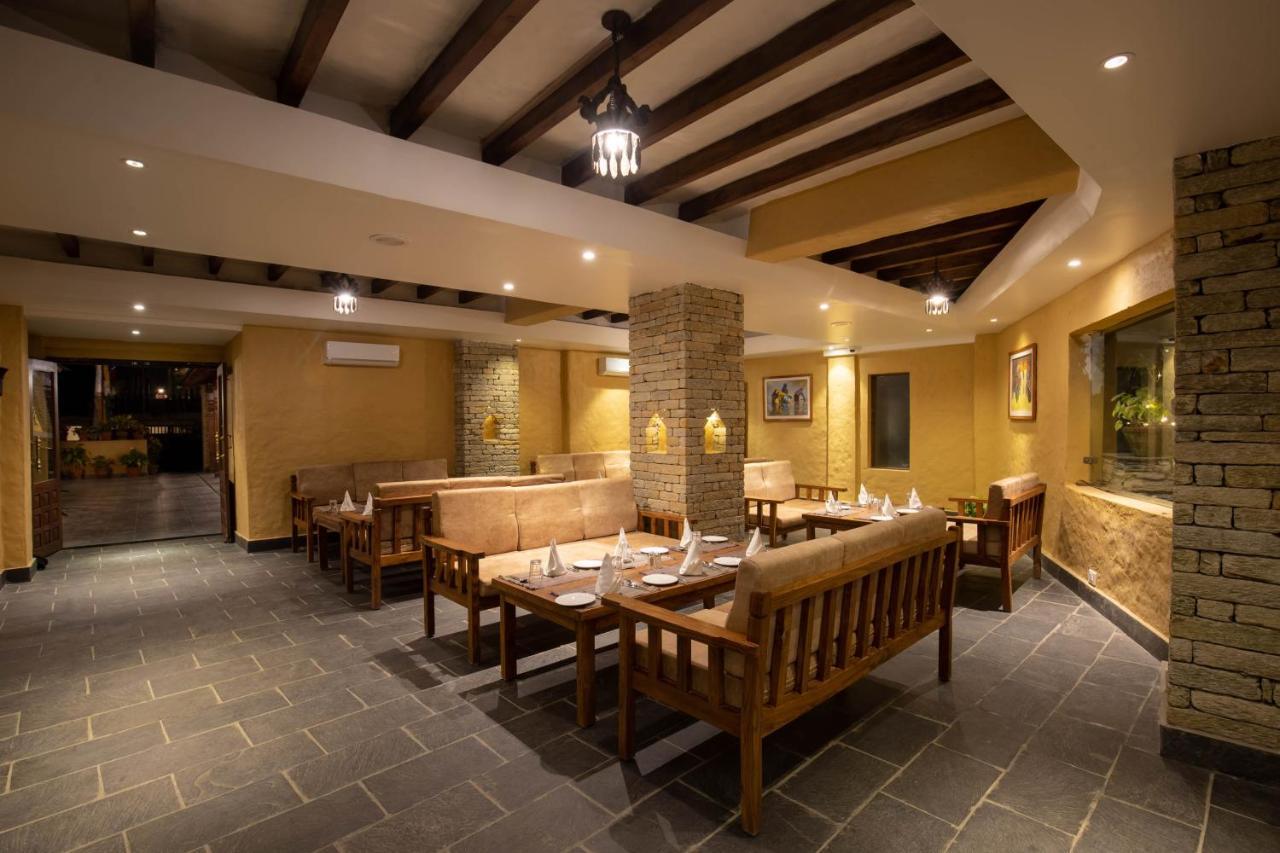Bar Peepal Resort Pokhara Bagian luar foto The restaurant at the resort