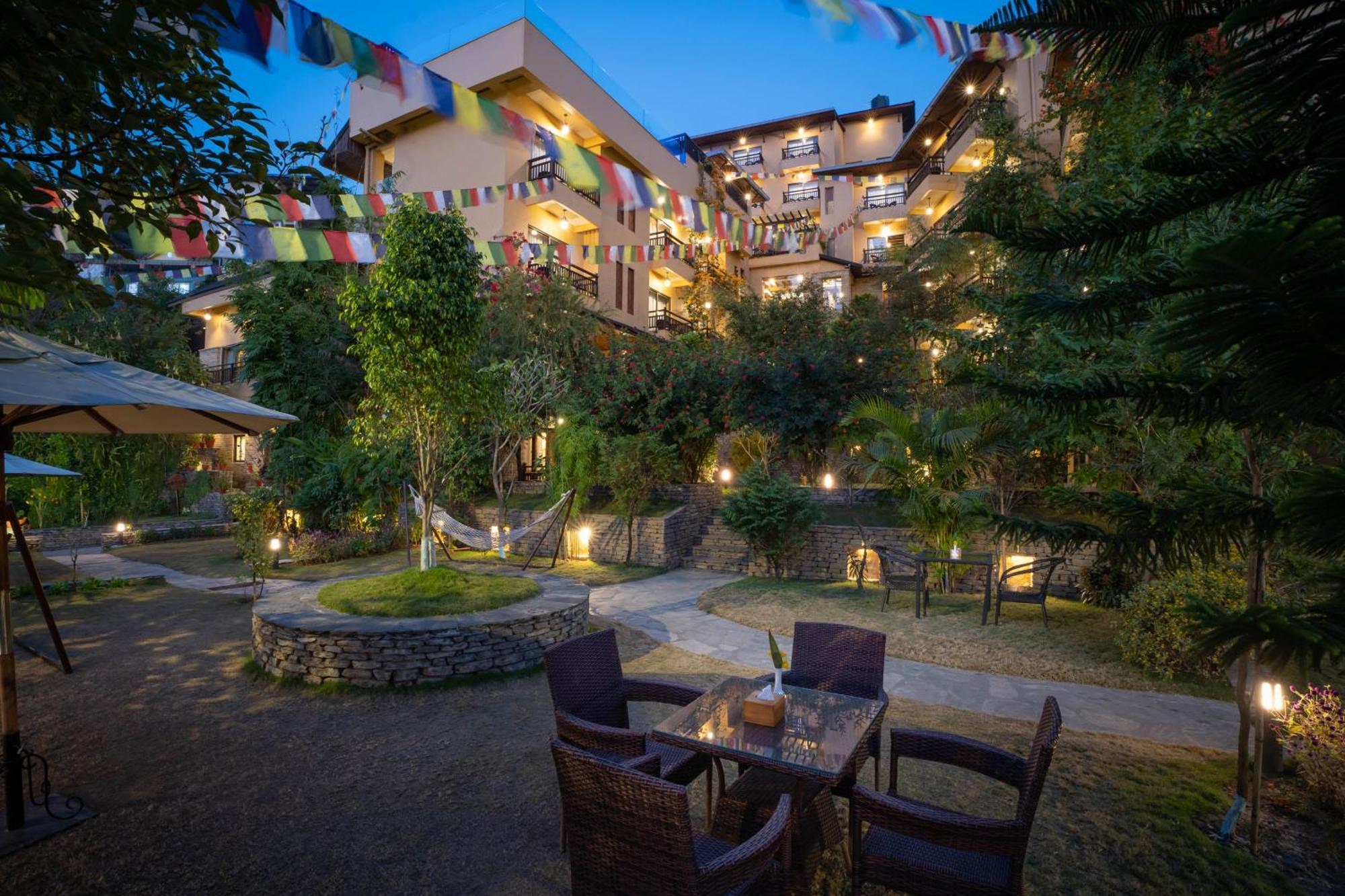 Bar Peepal Resort Pokhara Bagian luar foto The hotel's courtyard