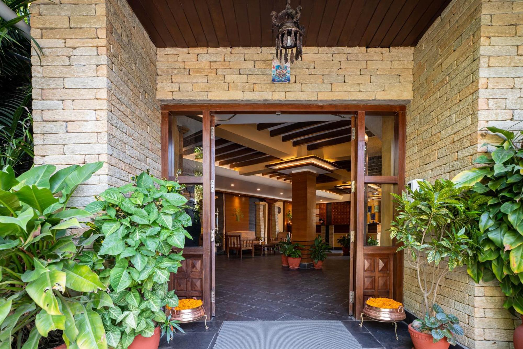 Bar Peepal Resort Pokhara Bagian luar foto Entrance to the hotel
