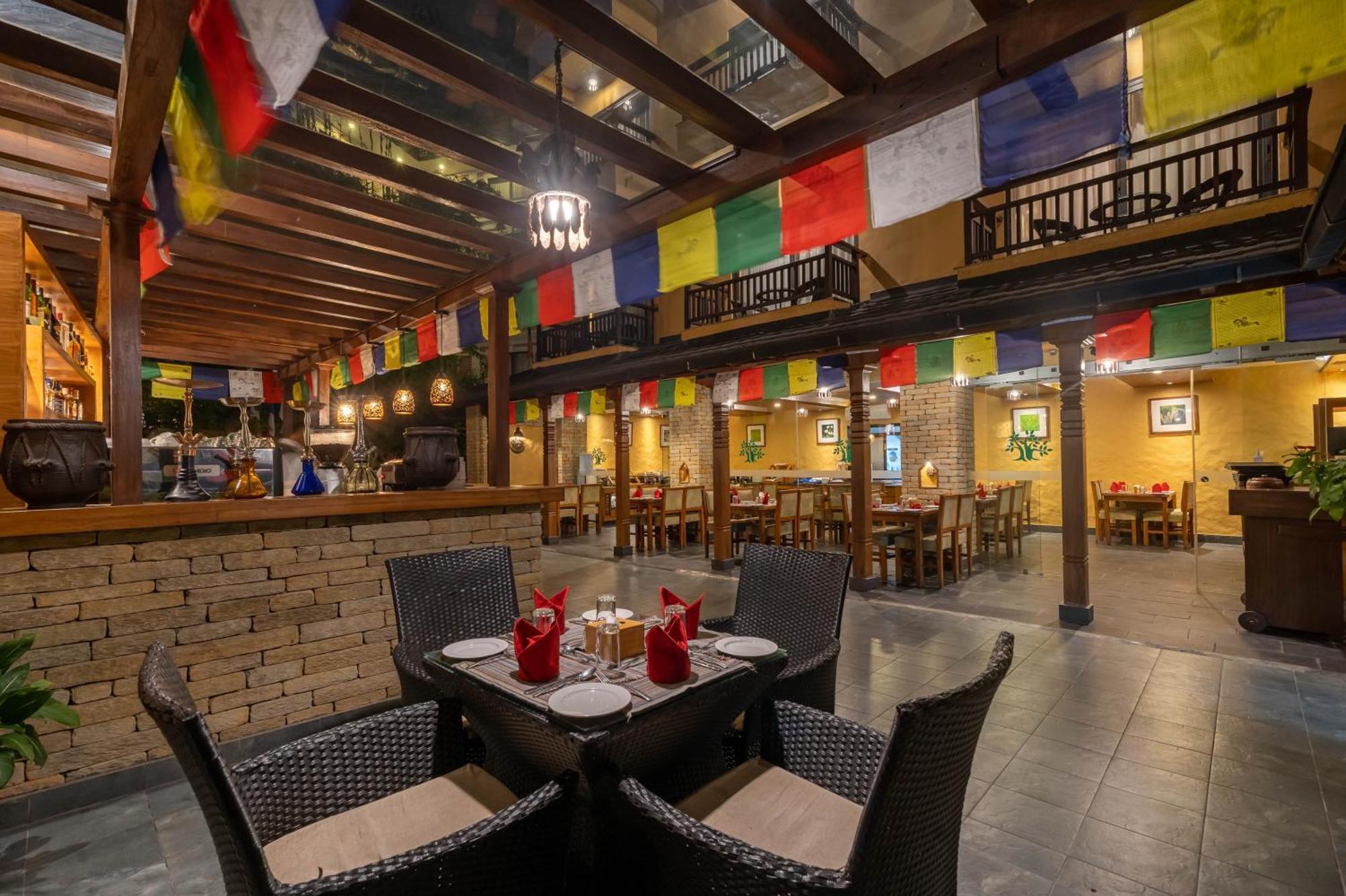 Bar Peepal Resort Pokhara Bagian luar foto The interior of the restaurant