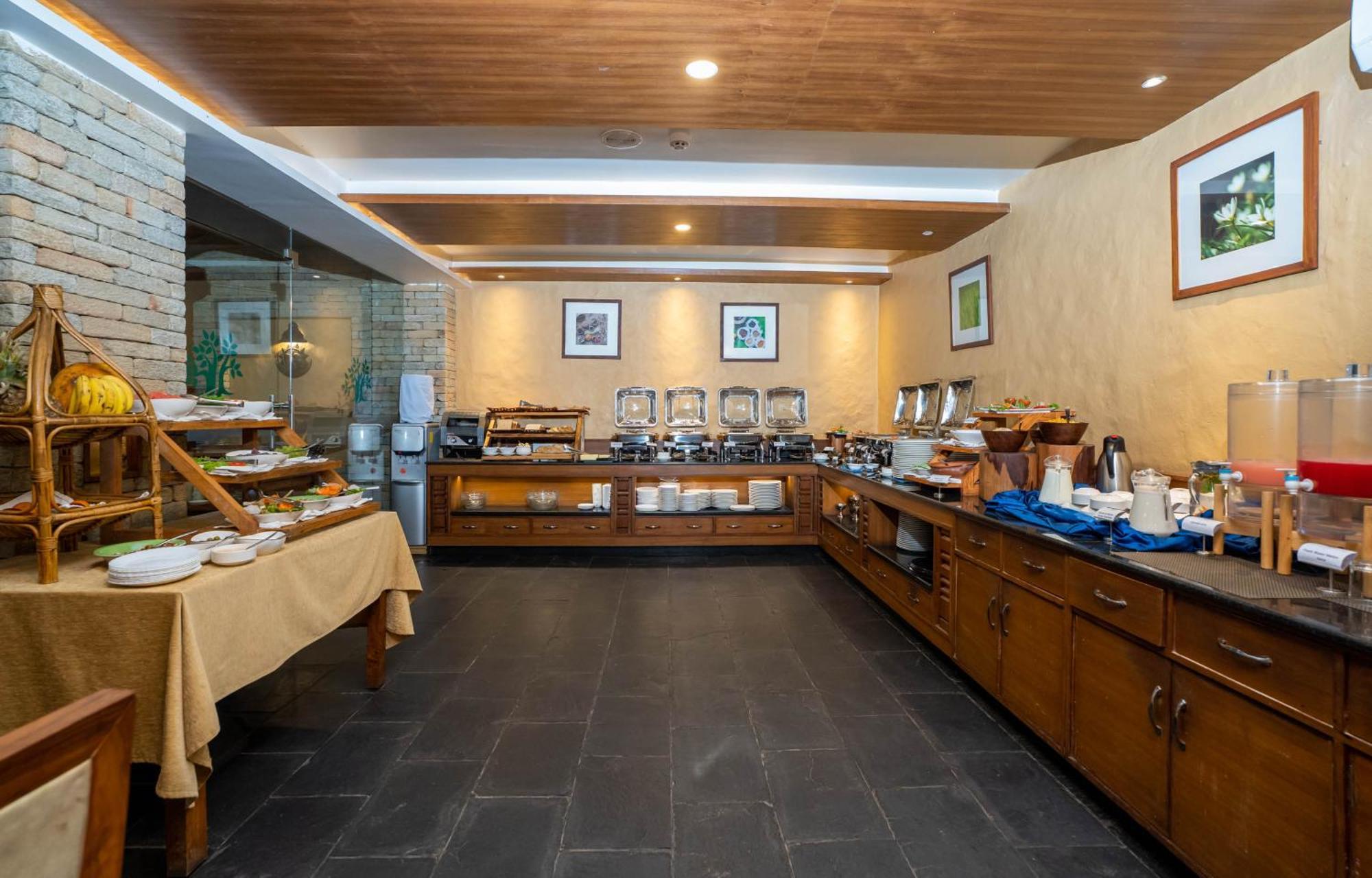 Bar Peepal Resort Pokhara Bagian luar foto The buffet at the restaurant