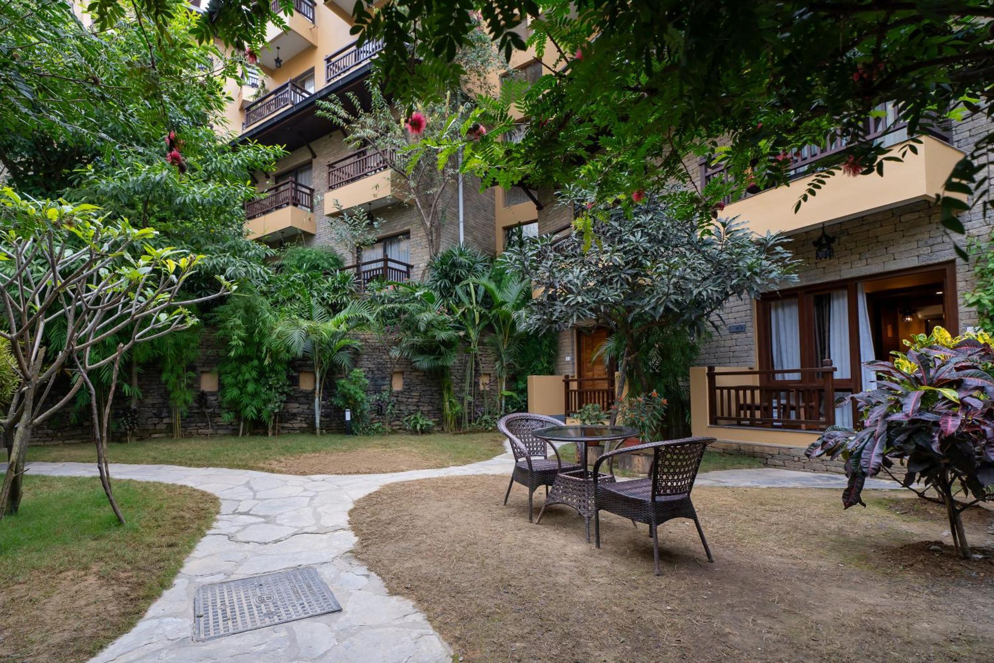 Bar Peepal Resort Pokhara Bagian luar foto The hotel's garden