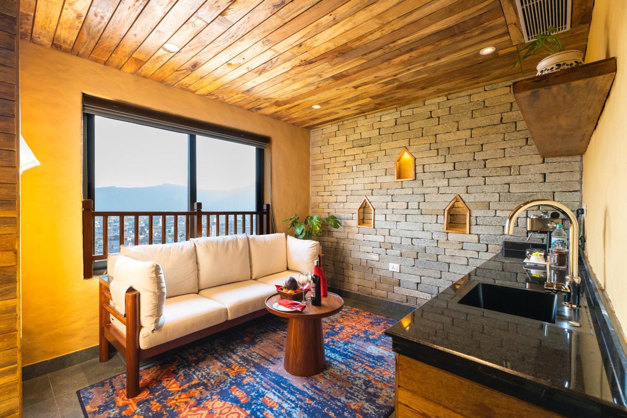 Bar Peepal Resort Pokhara Bagian luar foto A living room in a typical apartment