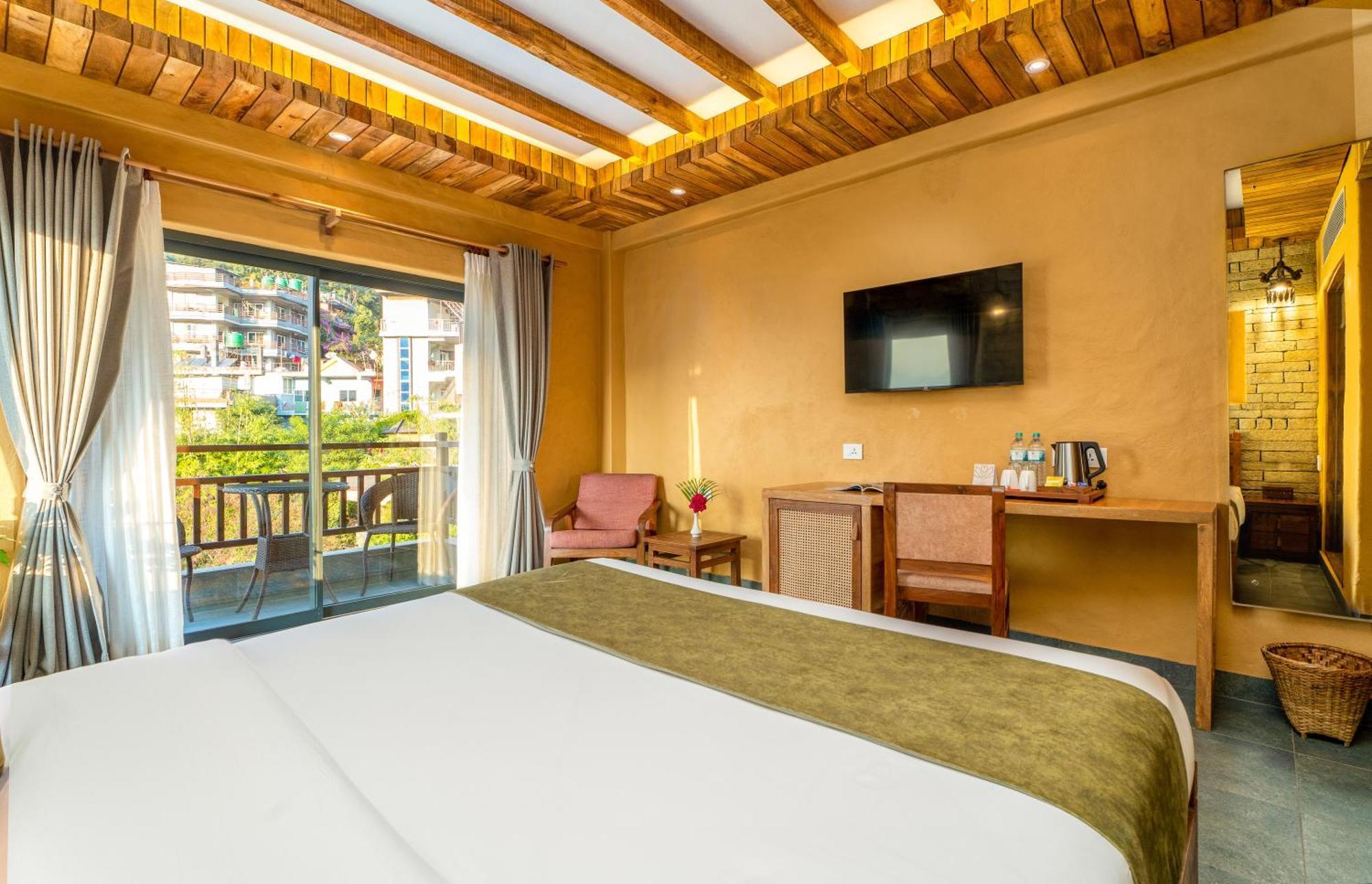 Bar Peepal Resort Pokhara Bagian luar foto Deluxe Room